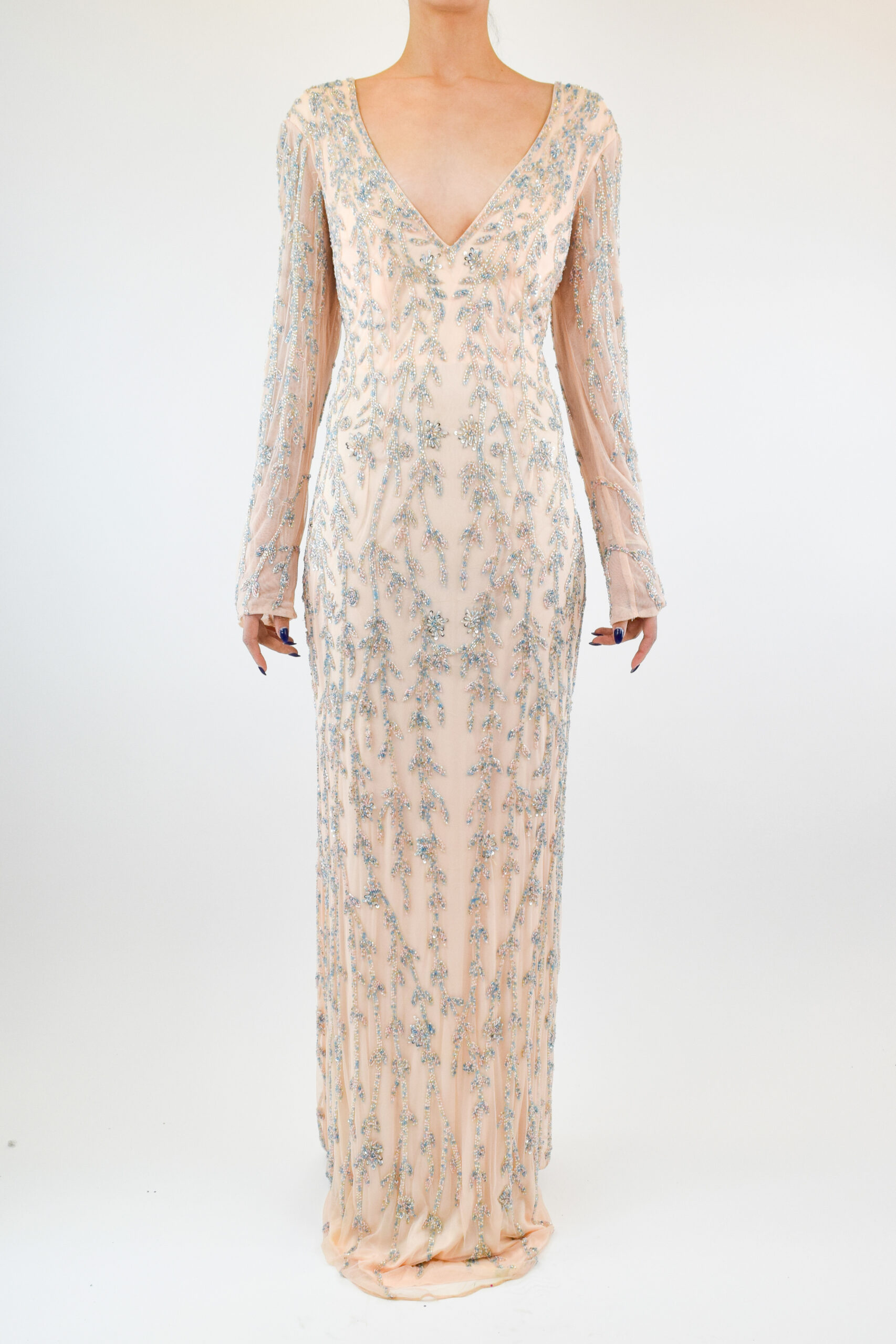 RS-09 Vestido corte sirena de tela traslucida con pedrería plateada y manga larga - Image 1
