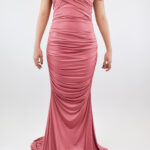 Vestido blush de corte sirena a los hombros con plisado y cruce en escote