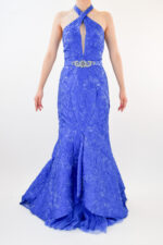 Vestido azul de tirante cruzadp y corte sirena con cinto de pedrería