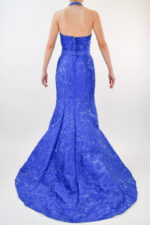 Vestido azul de tirante cruzadp y corte sirena con cinto de pedrería - Image 2