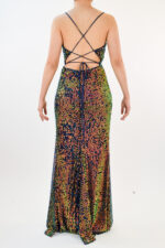 Vestido tornasol de lentejuela con tirantes cruzados en espalda y escote en V - Image 2