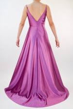 Vestido metálico color morado con escote en V y abertura en pierna con pretina en cintura - Image 2