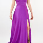 Vestido morado con escote en V con doble tirante y abertura en pierna
