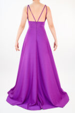 Vestido morado con escote en V con doble tirante y abertura en pierna - Image 2