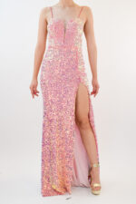 Vestido rosa de pedrería en su totalidad en corte sirena y abertura en pierna