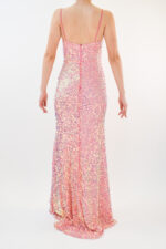 Vestido rosa de pedrería en su totalidad en corte sirena y abertura en pierna - Image 2
