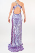 Vestido asimétrico lila de lentejuela en corte sirena y abertura en pierna con escote en espalda - Image 2