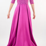 Vestido magenta con encaje y manga tres cuartos
