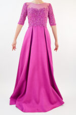 Vestido magenta con encaje y manga tres cuartos