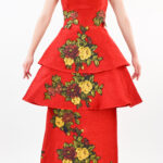 Vestido strapless rojo con aplicaciones de rosas con dos sobre faldas