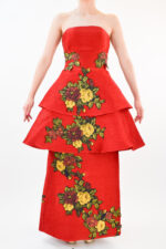 Vestido strapless rojo con aplicaciones de rosas con dos sobre faldas