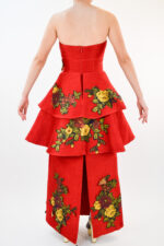 Vestido strapless rojo con aplicaciones de rosas con dos sobre faldas - Image 2