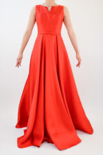 Vestido rojo liso corte A con cuello redondo