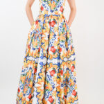 Vestido de cuello alto con estampado garigoleado y escote en espalda