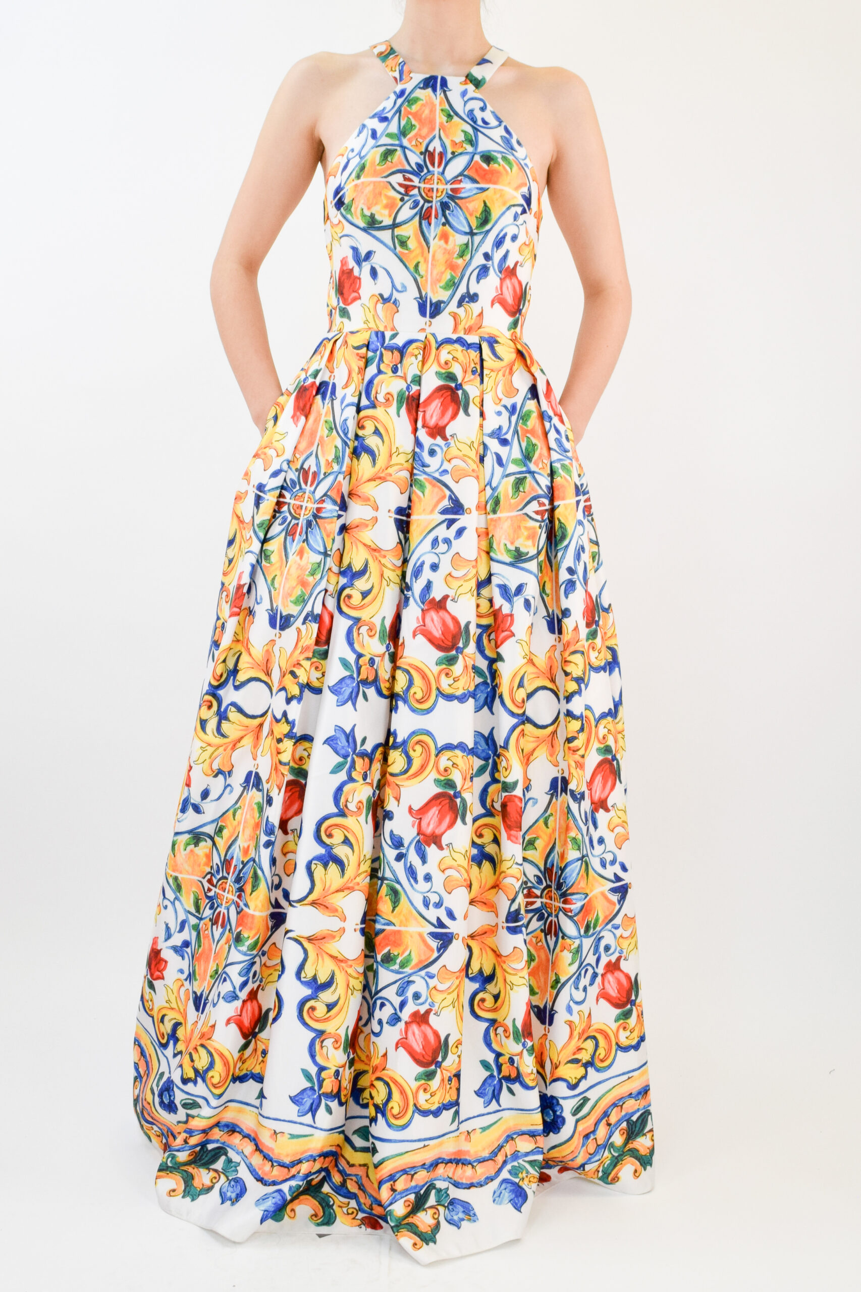 R1-041 Vestido de cuello alto con estampado garigoleado y escote en espalda - Image 1