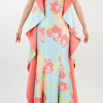 Vestido strapless azul claro con rosas y olanes en costado