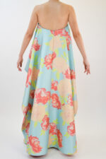 Vestido strapless azul claro con rosas y olanes en costado - Image 2