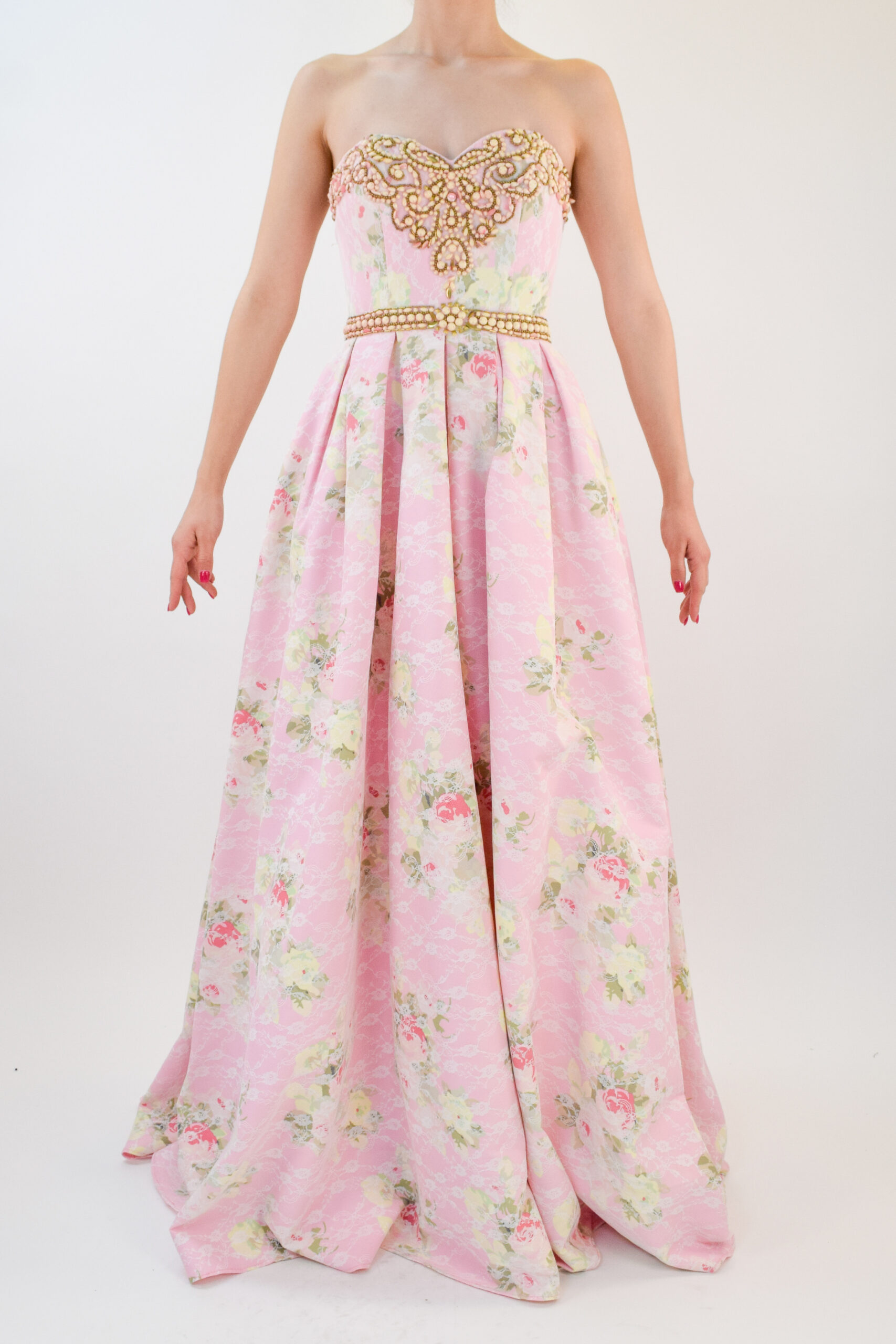 R1-051 Vestido strapless rosa con flores y diseño en pedrería - Image 1