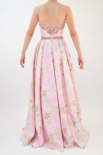 Vestido strapless rosa con flores y diseño en pedrería - Image 2