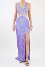 Vestido morado de lentejuela con espalda cruzada y escote en abdomen