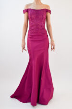 Vestido magenta con encaje y hombros caídos