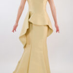 Vestido dorado con olán en abdomen y costados, corte sirena