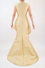 Vestido dorado con olán en abdomen y costados, corte sirena - Image 2