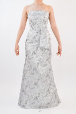 Vestido strapless plata con estampado abstracto