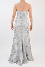 Vestido strapless plata con estampado abstracto - Image 2