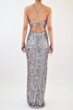 Vestido plata de lentejuela con tirantes cruzados en espalda - Image 2