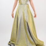 Vestido dorado de tela brillosa con tirantes cruzados en pecho