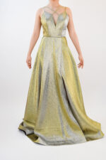 Vestido dorado de tela brillosa con tirantes cruzados en pecho