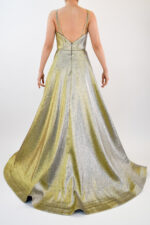 Vestido dorado de tela brillosa con tirantes cruzados en pecho - Image 2