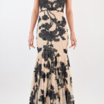 Vestido beige con flores de lentejuela negros