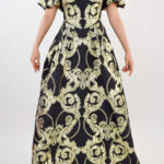 Vestido dorado con hombros caídos y estampado de garigoles