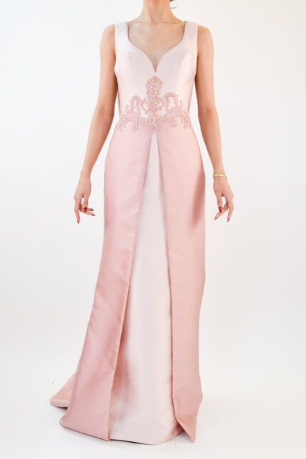 Vestido rosa palo con franjas y detalles de pedrería