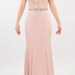 Vestido rosa palo en corte recto con pedrería en parte superior