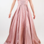 Vestido metálico color rosa en corte A con escote cuadrado