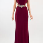 Vestido guinda de cuello halter con escote en espalda