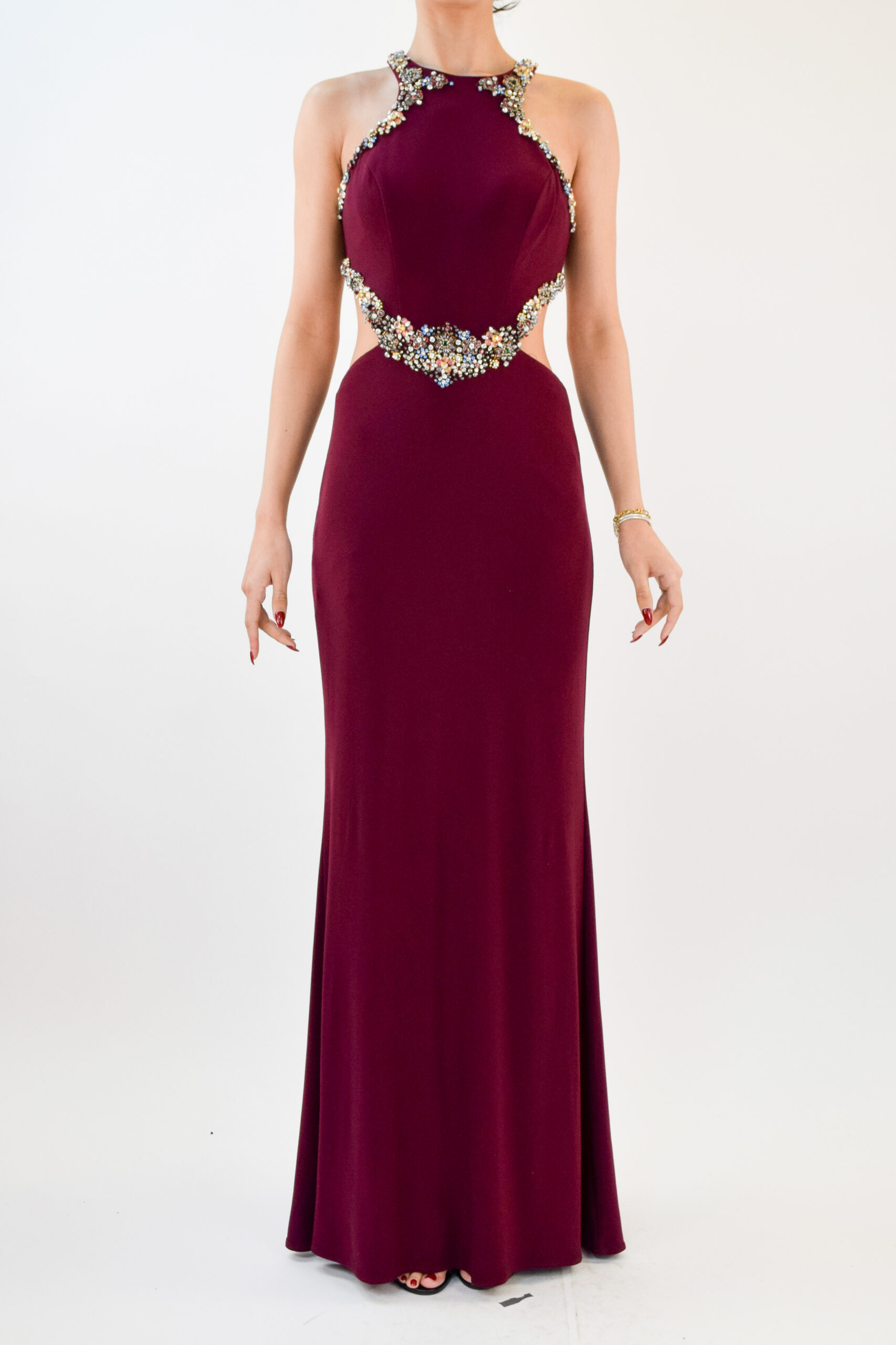 R1-085 Vestido guinda de cuello halter con escote en espalda - Image 1