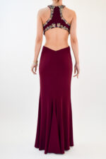 Vestido guinda de cuello halter con escote en espalda - Image 2