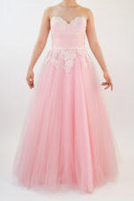 Vestido strapless rosa en corte con falda de tul y rosas bordadas