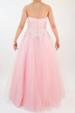 Vestido strapless rosa en corte con falda de tul y rosas bordadas - Image 2