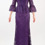 Vestido morado de encaje, sirena y manga tres cuartos