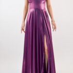 Vestido metálico color morado con escote en V y abertura en pierna