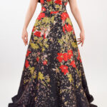 Vestido de hombros caídos con flores naranjas