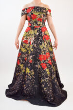 Vestido de hombros caídos con flores naranjas