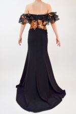 Vestido negro con olanes a los hombros caídos y flores bordadas en parte central - Image 2