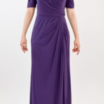 Vestido morado de manga corta con lisado en costado