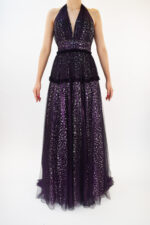 Vestido morado con negro y brillos plateados y cuello halter